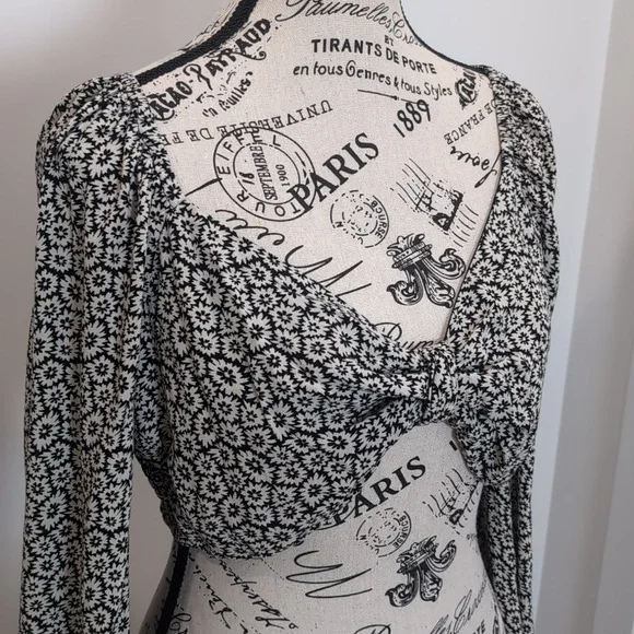 AMERICAN EAGLE | Women's Black/White Floral Long Sleeved Smocked Back Crop Top - Picture 2 of 6